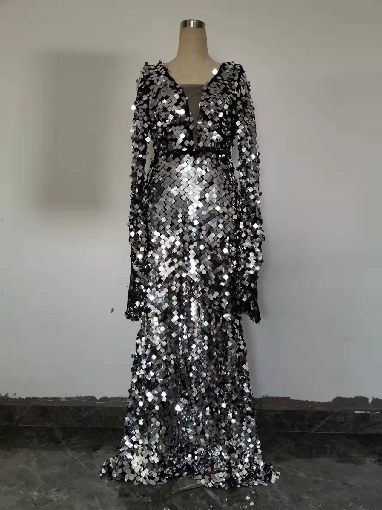 レディースセクシーVネックシークイン装飾シルバードレス、ボデ - Ethnic Fashion Wear のレビューと価格
